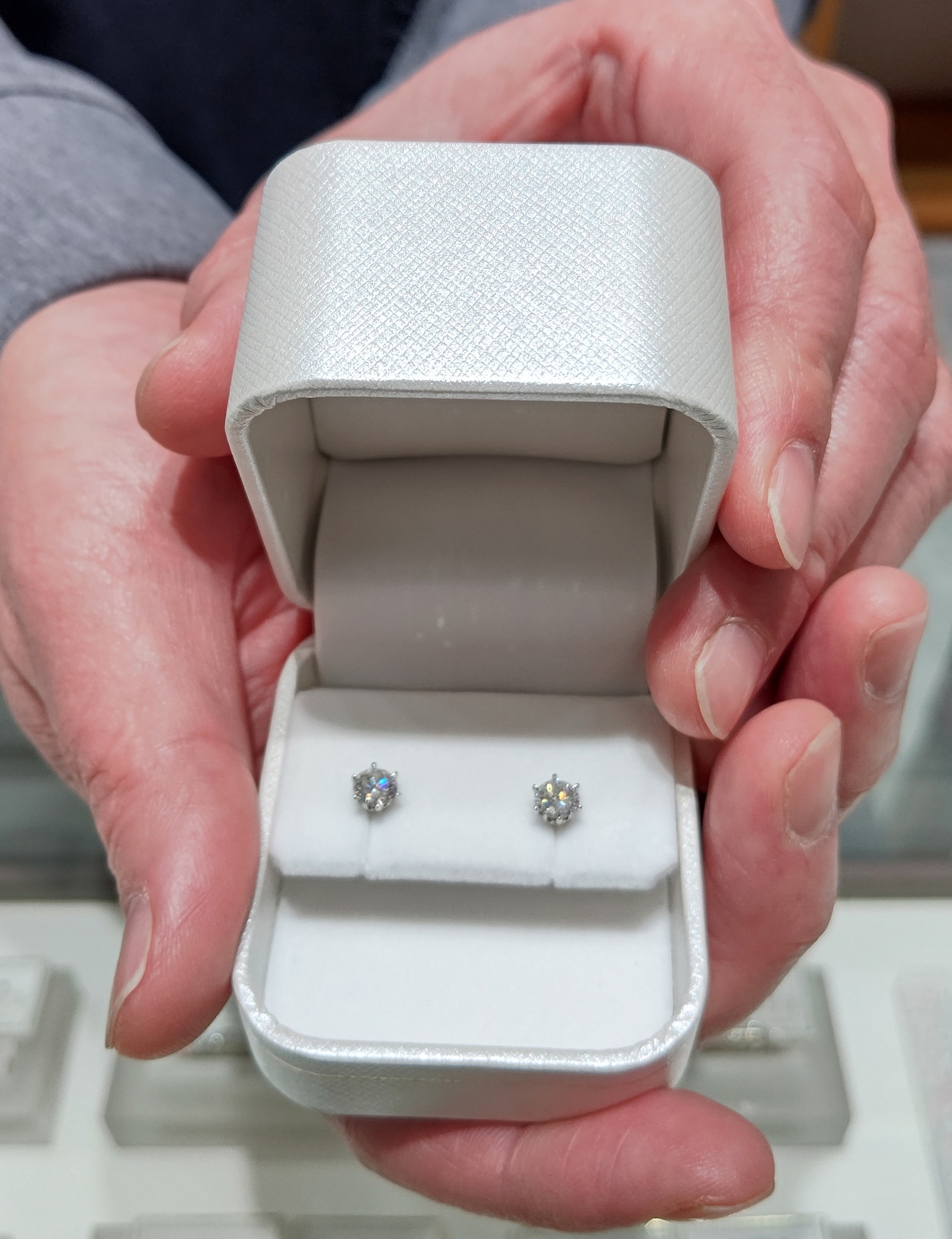 ご結婚周年に一粒ダイヤモンドピアスをご購入頂きました 京都で婚約指輪 結婚指輪 ダイヤモンドが卸価格で安い レハイム京都店